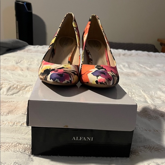 Vince Camuto Women's Floral Heels - Vibrant Multicolor - Picture 2 of 3